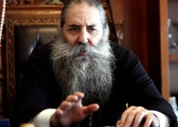 Ο Μητροπολίτης Πειραιά Σεραφείμ θέτει εκτός εκκλησίας τους βουλευτές που ψήφισαν το ν/σ για τα ομόφυλα ζευγάρια