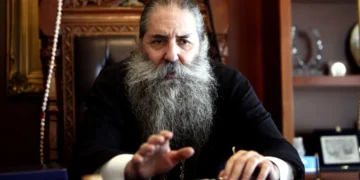 Ο Μητροπολίτης Πειραιά Σεραφείμ θέτει εκτός εκκλησίας τους βουλευτές που ψήφισαν το ν/σ για τα ομόφυλα ζευγάρια