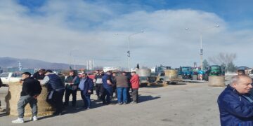 Μπλόκο αγροτών κόμβου Φιλώτα: Επιστρέφουν στα χωριά τους