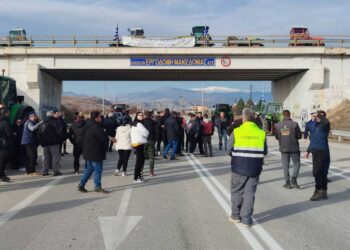 Συμβολικό κλείσιμο του δρόμου έγινε για μια ώρα στο Μπλόκο του Φιλώτα – ΕΙΚΟΝΕΣ