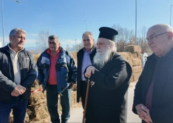 Στο μπλόκο της Εγνατίας οδού (κόμβος Μυρσίνας) βρέθηκε ο Μητροπολίτης Γρεβενών