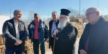 Στο μπλόκο της Εγνατίας οδού (κόμβος Μυρσίνας) βρέθηκε ο Μητροπολίτης Γρεβενών