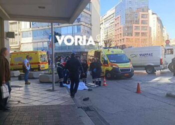 Νεκρή γυναίκα που έπεσε στο κενό από μπαλκόνι ξενοδοχείου στο κέντρο της Θεσσαλονίκης