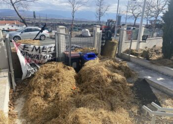 Κλιμακώνουν τις κινητοποιήσεις τους οι αγρότες της Δυτικής Μακεδονίας- Κλείνουν την Περιφέρεια και το Τελωνείο της Νίκης(VIDEO- φώτο)