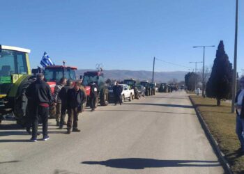 Πτολεμαΐδα: Ζεσταίνουν τις μηχανές οι αγρότες - Βίντεο και φωτο λίγο πριν την μεγάλη πομπή μέσα από το κέντρο της πόλης