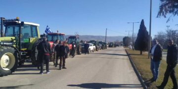 Πτολεμαΐδα: Ζεσταίνουν τις μηχανές οι αγρότες - Βίντεο και φωτο λίγο πριν την μεγάλη πομπή μέσα από το κέντρο της πόλης