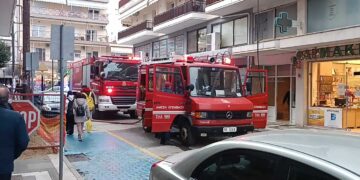 Πτολεμαΐδα: Συνεχίζεται το έργο των πυροσβεστών στη φωτιά που καίει σοφίτα