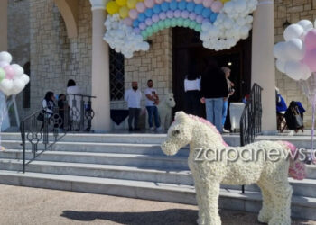 Χανιά: Ντυμένοι στα λευκά, συγγενείς και φίλοι είπαν το τελευταίο «αντίο» στη Ραφαέλα Πιτσικάλη – Φωτογραφίες
