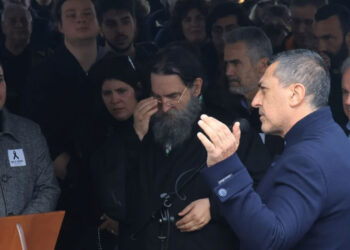 Σπαραγμός στο μνημόσυνο για τα Τέμπη: «Βούρκωσε» ο παπάς κατά την ανάγνωση των ονομάτων
