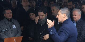 Σπαραγμός στο μνημόσυνο για τα Τέμπη: «Βούρκωσε» ο παπάς κατά την ανάγνωση των ονομάτων