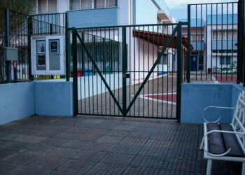 Καλύβια: Πατέρας μαθητή επιτέθηκε μέσα σε σχολείο σε καθηγήτρια γιατί… έβγαλε εκτός αίθουσας τον γιο του