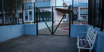 Καλύβια: Πατέρας μαθητή επιτέθηκε μέσα σε σχολείο σε καθηγήτρια γιατί… έβγαλε εκτός αίθουσας τον γιο του