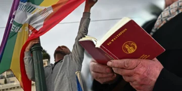 Δύο κόσμοι στο Σύνταγμα: Θυμιατά και ψαλμωδίες από τους πολέμιους, σημαίες και χαμόγελα από τους ΛΟΑΤΚΙ για τον γάμο των ομοφύλων