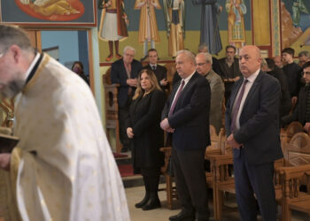 Συγκίνηση στο μνημόσυνο για τα 57 θύματα της τραγωδίας των Τεμπών στη Θεολογική του ΑΠΘ