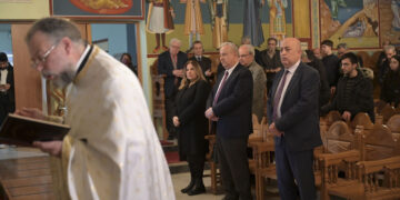 Συγκίνηση στο μνημόσυνο για τα 57 θύματα της τραγωδίας των Τεμπών στη Θεολογική του ΑΠΘ