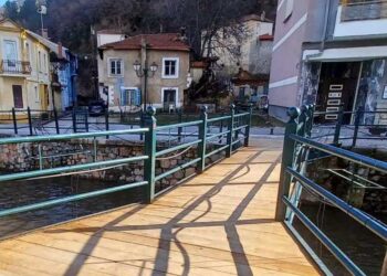 Συντηρούνται οι πεζογέφυρες του ποταμού Σακουλέβα στην πόλη της Φλώρινας