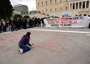 Τέμπη: Μεγαλειώδης συγκέντρωση στην Αθήνα – Οι πολίτες ζητούν δικαιοσύνη