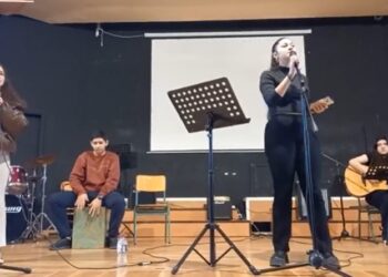Συγκινεί το Μουσικό Σχολείο Πτολεμαΐδας με το τραγούδι για τα Τέμπη: “Κι εμείς οι φωνές τους γίναμε ν΄ ακούσουν οι αγγέλοι πως έγινε δυστύχημα εκεί κοντά στα Τέμπη”