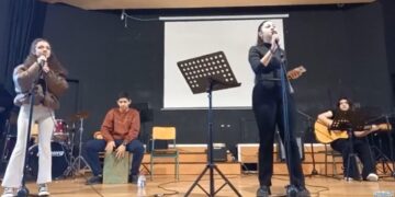 Συγκινεί το Μουσικό Σχολείο Πτολεμαΐδας με το τραγούδι για τα Τέμπη: “Κι εμείς οι φωνές τους γίναμε ν΄ ακούσουν οι αγγέλοι πως έγινε δυστύχημα εκεί κοντά στα Τέμπη”