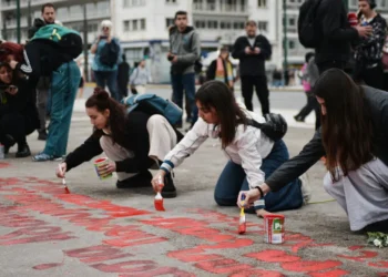 Τραγωδία στα Τέμπη: Φοιτητές ξαναγράφουν ονόματα των 57 θυμάτων μπροστά στον Άγνωστο Στρατιώτη