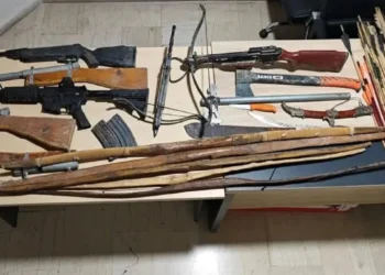 Κόρινθος: Πολύτεκνη οικογένεια ζει σε τραγικές συνθήκες σε λαγούμι – Κυκλοφορεί με τόξα και βέλη