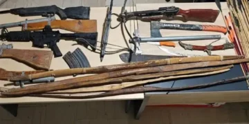 Κόρινθος: Πολύτεκνη οικογένεια ζει σε τραγικές συνθήκες σε λαγούμι – Κυκλοφορεί με τόξα και βέλη