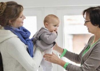 Νταντάδες της γειτονιάς: Voucher 500 ευρώ το μήνα σε γιαγιάδες για να προσέχουν τα εγγόνια τους