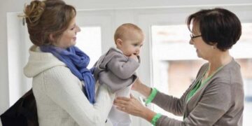 Νταντάδες της γειτονιάς: Voucher 500 ευρώ το μήνα σε γιαγιάδες για να προσέχουν τα εγγόνια τους