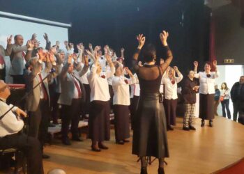 Πτολεμαΐδα: Η χορωδία του Συλλόγου Μικρασιατών συγκινεί παρουσιάζοντας στη νοηματική γλώσσα το τραγούδι “Ν’ αγαπάς” του Παντελή Θαλασσινού (video)