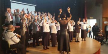 Πτολεμαΐδα: Η χορωδία του Συλλόγου Μικρασιατών συγκινεί παρουσιάζοντας στη νοηματική γλώσσα το τραγούδι “Ν’ αγαπάς” του Παντελή Θαλασσινού (video)