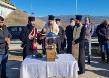 Αγιασμό στο μπλόκο αγροτών στο Φιλώτα έκανε ο Μητροπολίτης Ειρηναίος