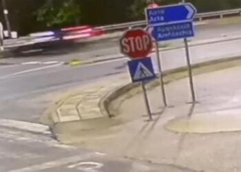 Η τρελή πορεία αυτοκινήτου στην Αμφιλοχία – Παρέσυρε τα πάντα στο πέρασμά του (βίντεο)