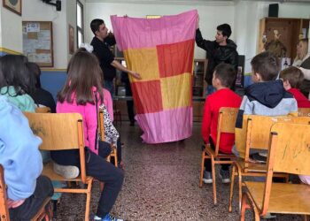 Μαθητές μαθαίνουν πως κατασκευάζονται τα αερόστατα, του γνωστού εθίμου στον Πεντάλοφο Βοΐου