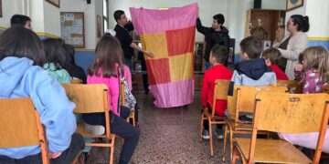 Μαθητές μαθαίνουν πως κατασκευάζονται τα αερόστατα, του γνωστού εθίμου στον Πεντάλοφο Βοΐου