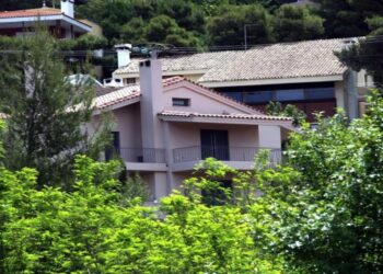 «Φωτιά» σε ιδιοκτήτες και Δήμους: Σε μία εβδομάδα χιλιάδες ακίνητα πλησίον δασών πρέπει να έχουν τεχνική έκθεση πυροπροστασίας