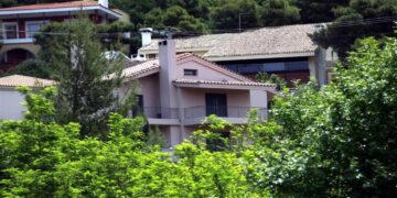 «Φωτιά» σε ιδιοκτήτες και Δήμους: Σε μία εβδομάδα χιλιάδες ακίνητα πλησίον δασών πρέπει να έχουν τεχνική έκθεση πυροπροστασίας