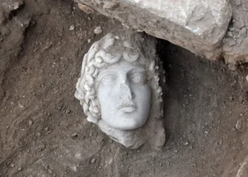 Φοιτητές του ΑΠΘ ανακάλυψαν κεφαλή αγάλματος του Απόλλωνα στους Φιλίππους