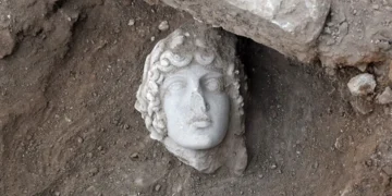 Φοιτητές του ΑΠΘ ανακάλυψαν κεφαλή αγάλματος του Απόλλωνα στους Φιλίππους