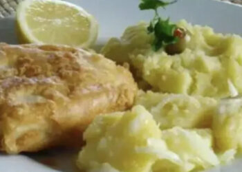 Ελάχιστοι το ξέρουν: Γιατί τρώμε μπακαλιάρο σκορδαλιά την 25η Μαρτίου – Το έθιμο και γιατί τα συνδυάζουμε