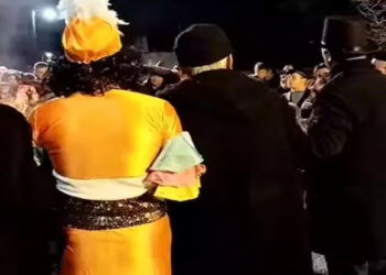 Καρναβάλι Κοζάνης: Ξεχώρισε το αυτοσχέδιο τραγούδι με στίχους από το «Τσ’ Μυρμήγκους» στα Βλάχικα, συνδυασμένο με το τα-τα-τα