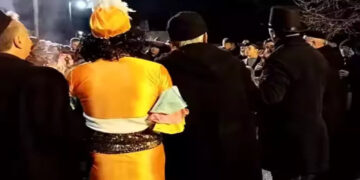 Καρναβάλι Κοζάνης: Ξεχώρισε το αυτοσχέδιο τραγούδι με στίχους από το «Τσ’ Μυρμήγκους» στα Βλάχικα, συνδυασμένο με το τα-τα-τα