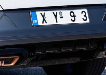Δείτε πώς κάνουν αόρατες τις πινακίδες των αυτοκινήτων -Το κόλπο για να αποφεύγουν τις κλήσεις της Τροχαίας (βίντεο)
