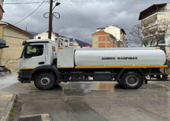 Δήμο Φλώρινας: Πλύση Οδών και κοινόχρηστων χώρων με τη χρήση σύγχρονης υδροφόρας του Δήμου