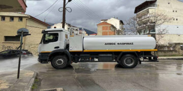 Δήμο Φλώρινας: Πλύση Οδών και κοινόχρηστων χώρων με τη χρήση σύγχρονης υδροφόρας του Δήμου