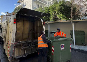 Δήμος Φλώρινας: Στους δρόμους το καδοπλυντήριο του Δήμου – Καθαρισμός και πλύσιμο των κάδων απορριμμάτων