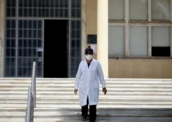 Δυνατότητα λειτουργίας ιδιωτικών ιατρείων σε γιατρούς του ΕΣΥ: Το νομοσχέδιο προς τη Βουλή και οι αντιδράσεις