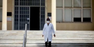 Δυνατότητα λειτουργίας ιδιωτικών ιατρείων σε γιατρούς του ΕΣΥ: Το νομοσχέδιο προς τη Βουλή και οι αντιδράσεις