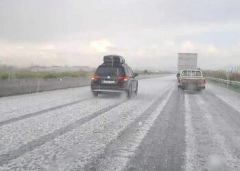 Μάρτης, γδάρτης: Άσπρισε η Εγνατία από χαλάζι στη Βέροια!
