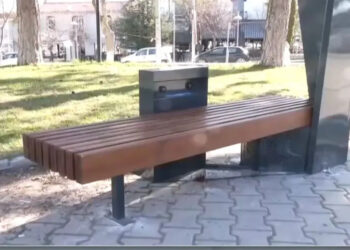 Έξυπνα παγκάκια στο Αμύνταιο που φορτίζεις κινητό και “σερφάρεις”