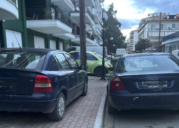 Επισήμανση αναγνώστη για παράνομη στάθμευση αυτοκινήτων επί της Οδού Ματσούκα στην Πτολεμαΐδα